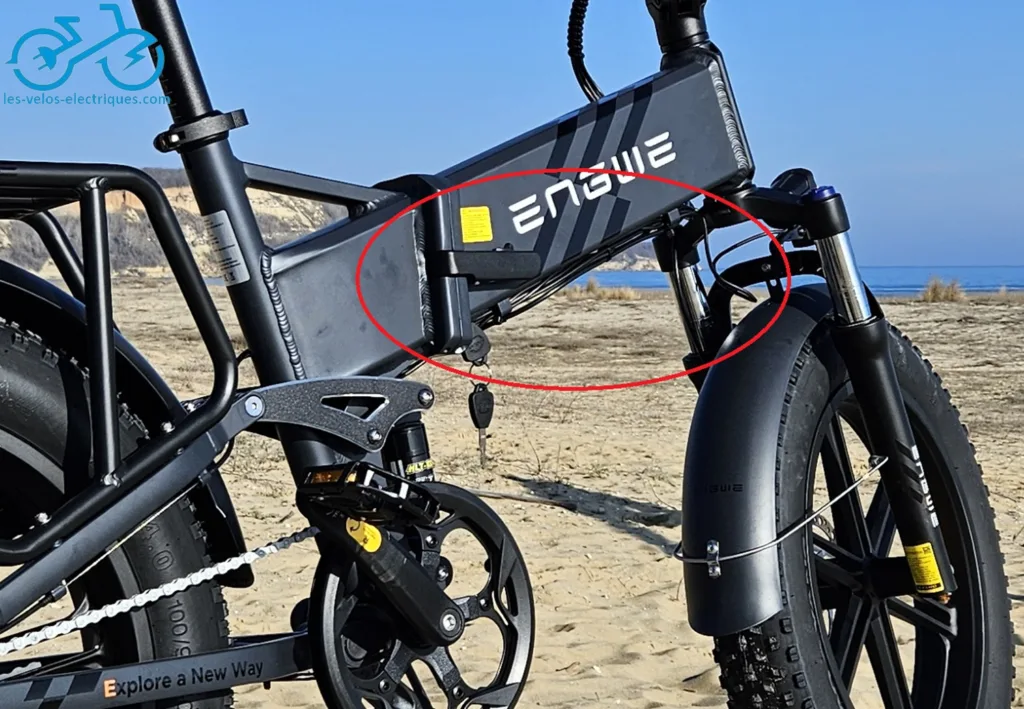 câbles sont apparents sous le cadre